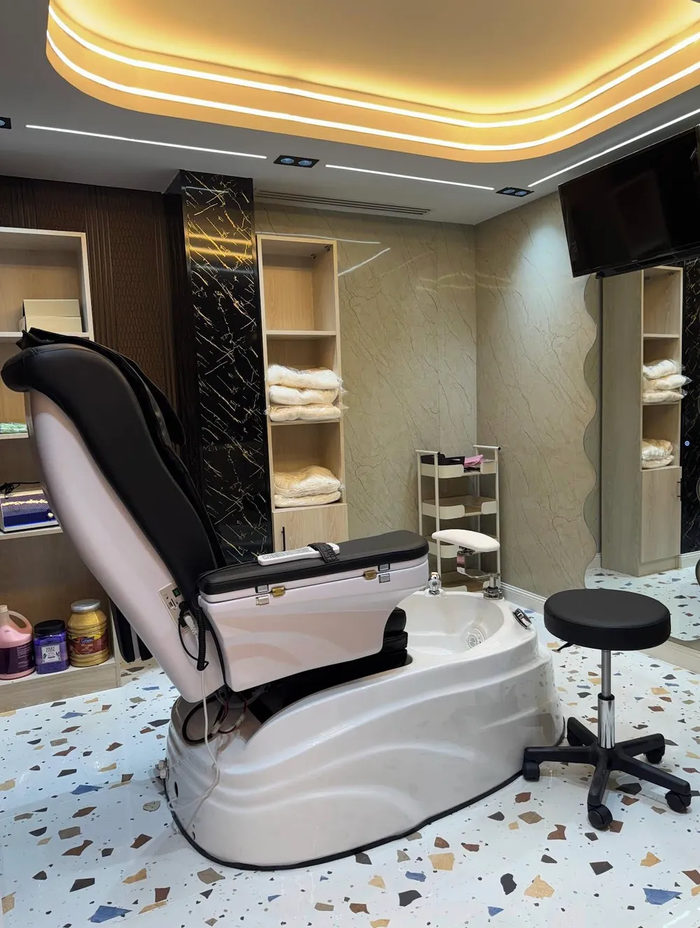 Kanaan Baniyas Barber interior 2