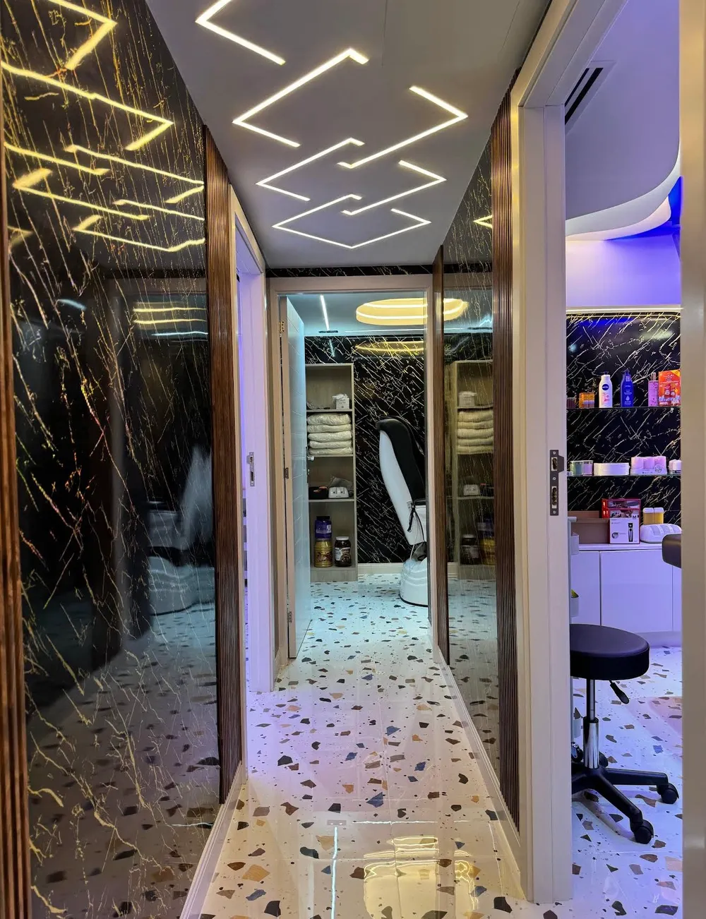 Kanaan Baniyas Barber interior 3